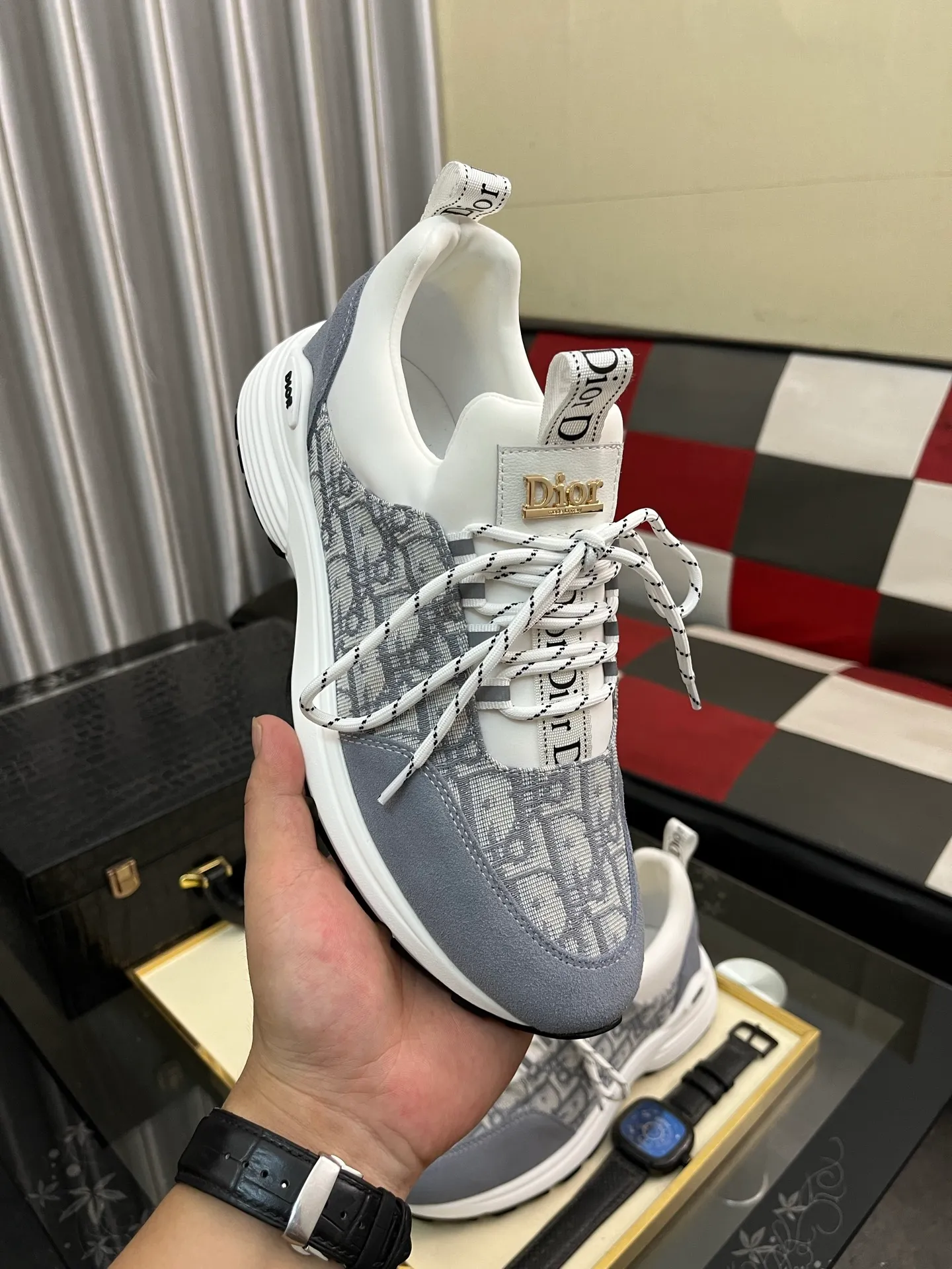 Men's Men's Shoes💰440⌚️⌚️ Dior's casual and sporty style combines the elements of dad's bag-soled shoes. It has successfully broken through the dad shoe style that has been on the streets in recent years and has become a beautiful landscape in luxury goods. The fabric is high mercerized with breathable mesh. The mesh on both sides of the shoe is made of three layers of composite technology. The bottom process uses package molding fabrics: imported high mercerized 🐂 cowhide stitching with original customized D-shaped mesh code number: 38-444️⃣ Colors available